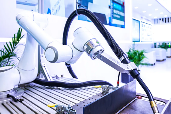结合今年会jinnianhui(中国)EC66协作机器人,了解工业焊接机器人的需求